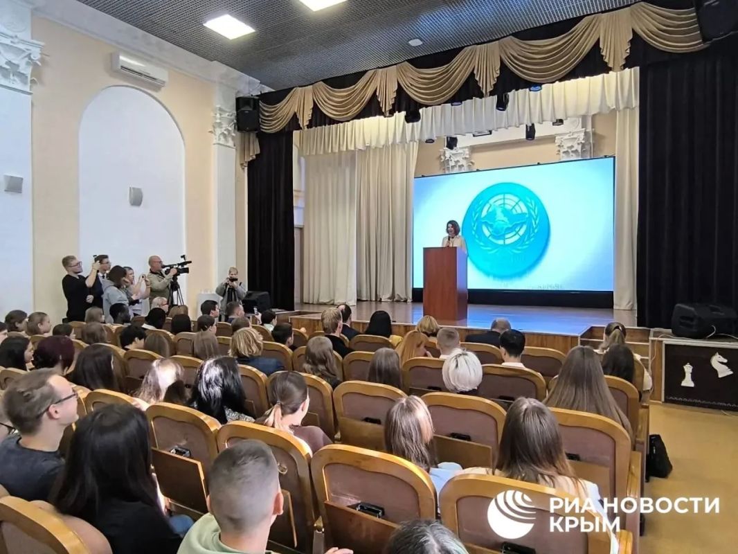 Иностранцы из 14 государств приехали в Симферополь на "Модель ООН в Крыму" Иностранцы из 14 государств приехали в Симферополь на "Модель ООН в Крыму"