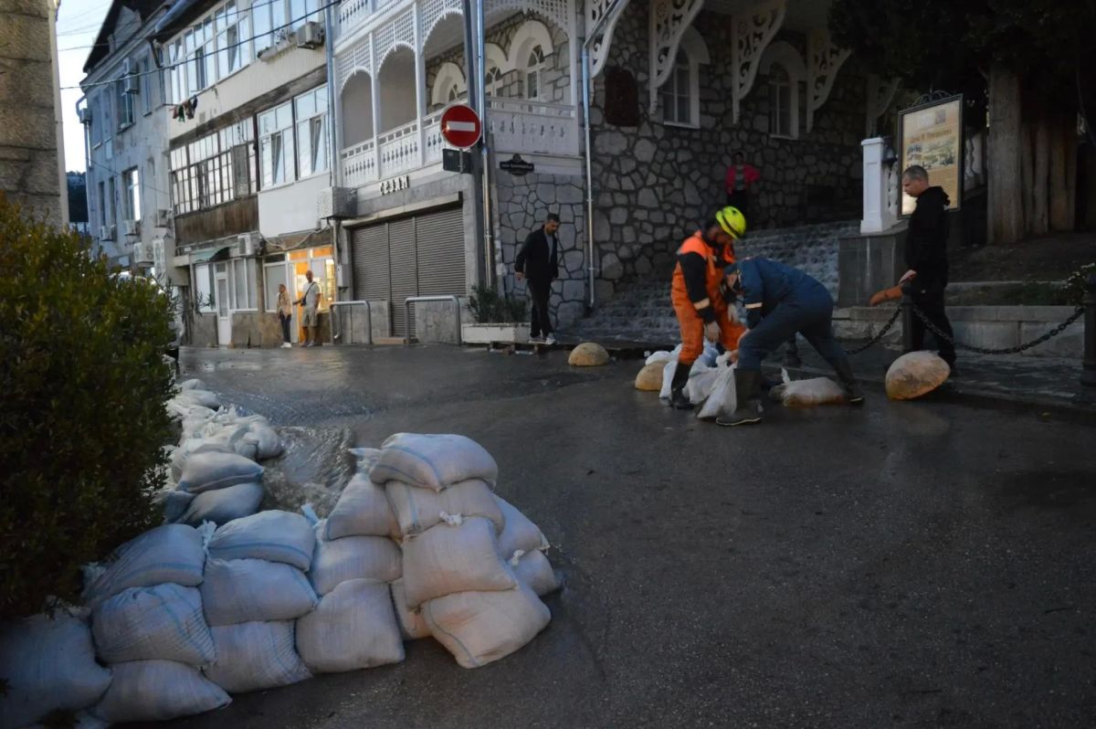 В Алупке спасатели отвели воду от кладбища В Алупке спасатели отвели воду от кладбища