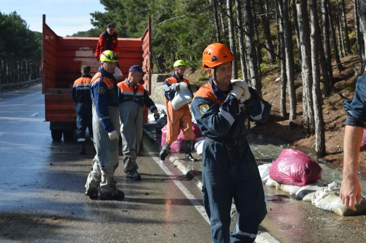 В Алупке спасатели отвели воду от кладбища В Алупке спасатели отвели воду от кладбища