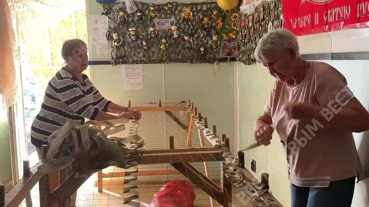 «Руки машинально работают»: крымские волонтёры плетут сети для наших бойцов