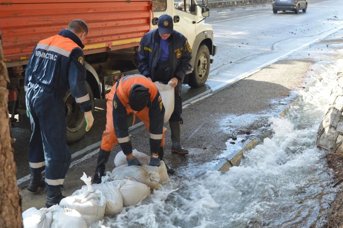 В Алупке спасатели отвели воду от кладбища В Алупке спасатели отвели воду от кладбища