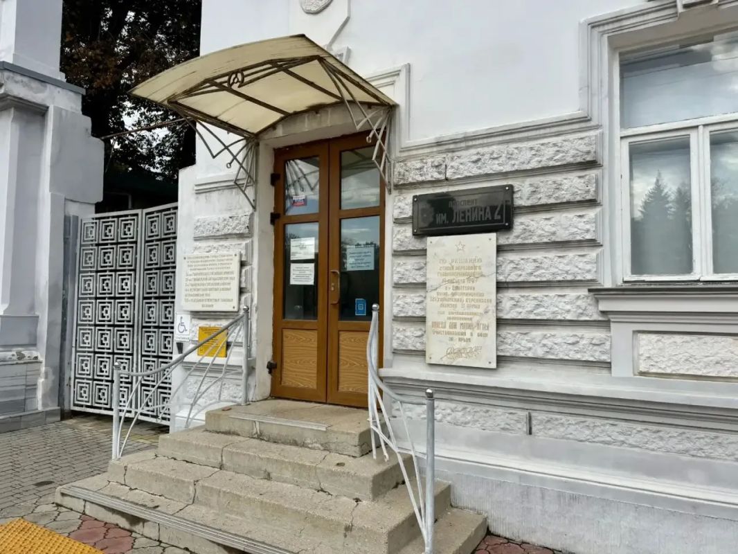 В Евпатории открыли два Центра содействия, где можно зарядить телефоны