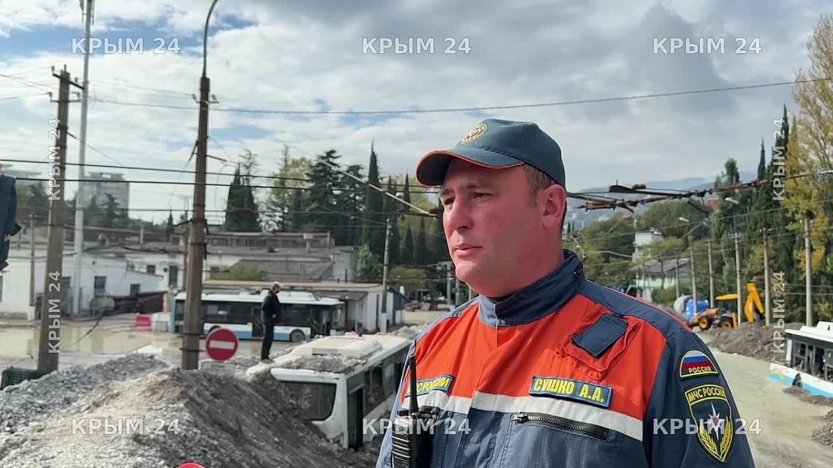 В Ялте эвакуируют затопленные троллейбусы, чтобы расчистить русло реки
