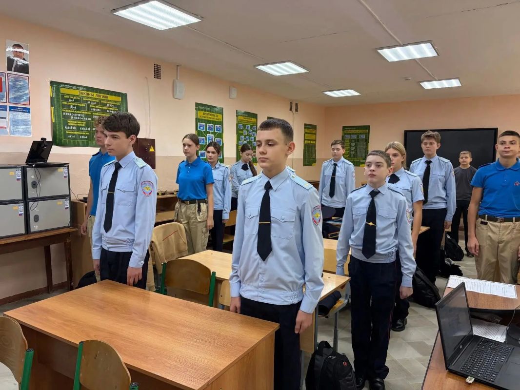 От теории к практике: сакские полицейские познакомили кадетов с работой экспертов-криминалистов и рассказали о способах защиты от мошенников От теории к практике: сакские полицейские познакомили кадетов с работой экспертов-криминалистов и рассказали о способах защиты от мошенников