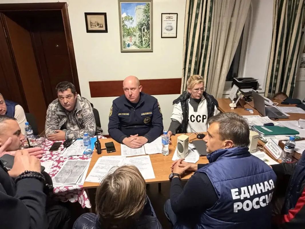 Несмотря на отсутствие обильных осадков уже несколько дней, последствия непогоды продолжают проявляться. Сегодня в работу взяли ещё один участок — в Мисхоре Там, где совсем недавно река угрожала жилым кварталам, спасатели... Несмотря на отсутствие обильных осадков уже несколько дней, последствия непогоды продолжают проявляться. Сегодня в работу взяли ещё один участок — в Мисхоре Там, где совсем недавно река угрожала жилым кварталам, спасатели...