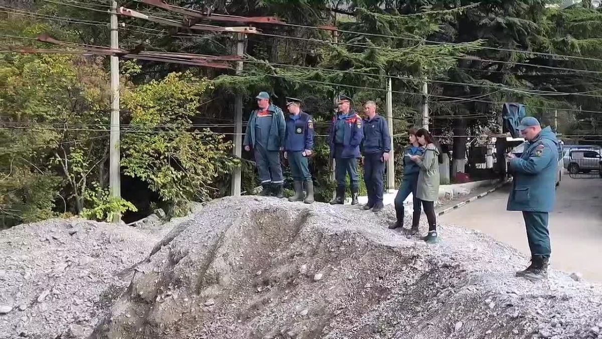 В Большой Ялте спасатели освободили от воды 24 объекта