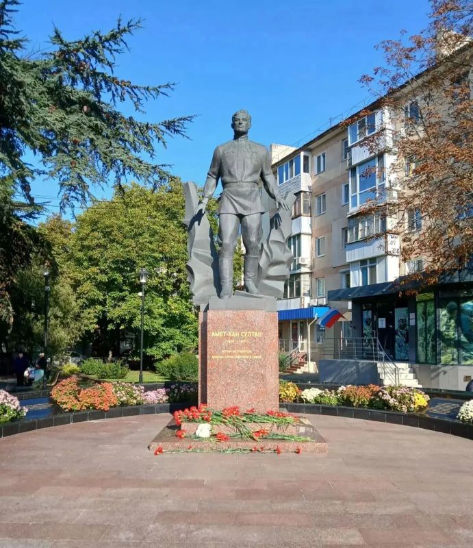 В Симферополе прошло возложение цветов к памятнику дважды Героя Советского Союза Амет-Хана Султана