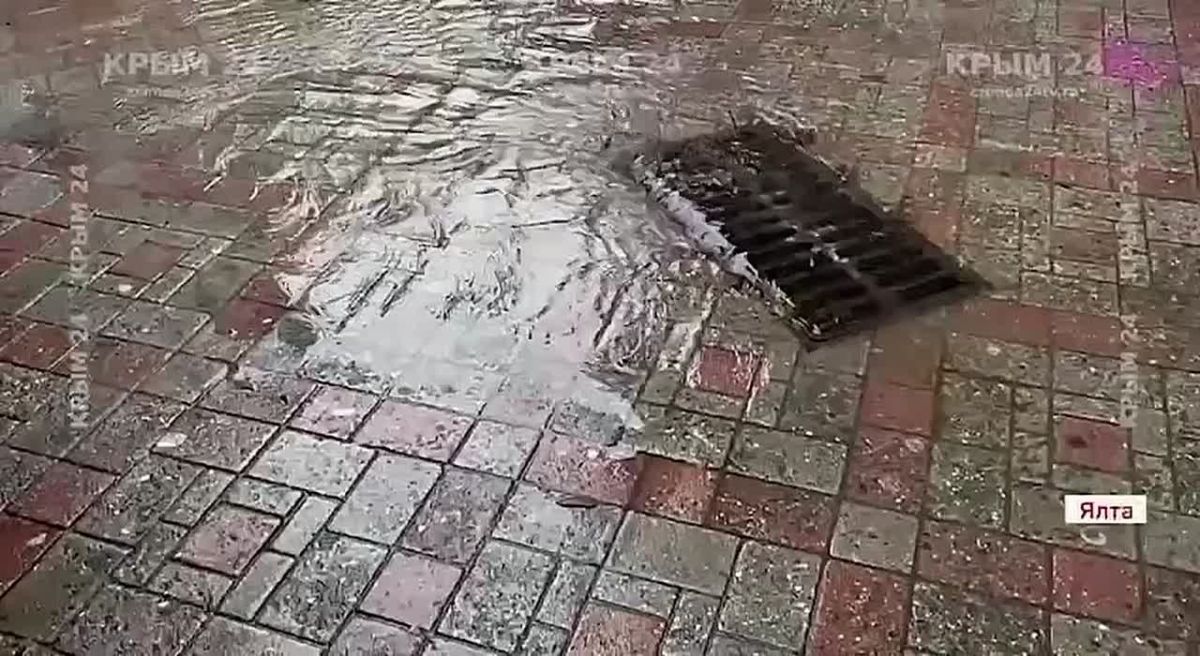 В Большой Ялте продолжают устранять последствия ливней