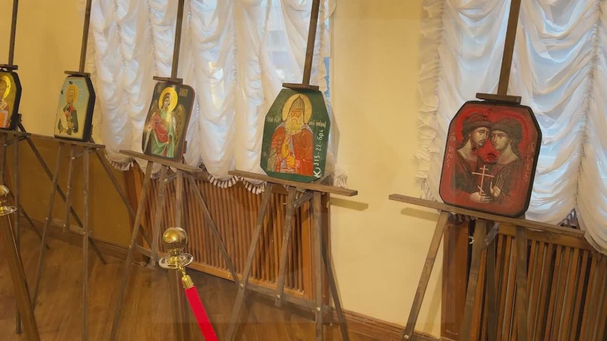 Иконы, написанные на посечённых пулями и осколками снарядов бронепластинах: в Крыму открылась уникальная выставка с изображением лика святых