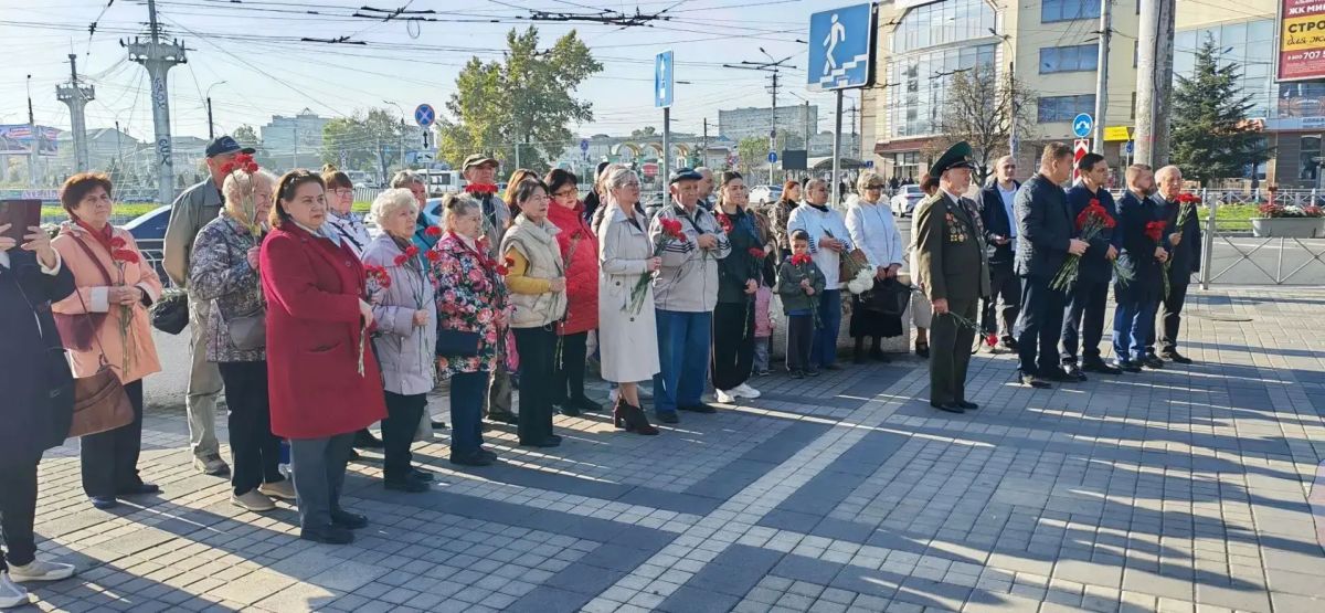 В Симферополе прошло возложение цветов к памятнику дважды Героя Советского Союза Амет-Хана Султана В Симферополе прошло возложение цветов к памятнику дважды Героя Советского Союза Амет-Хана Султана