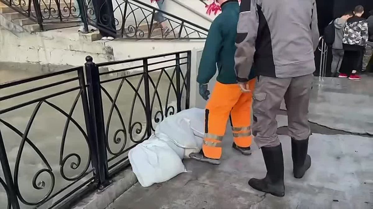 В Ялте из-за подтопления на время закрыли подземный переход с улицы Московской к площади Советская