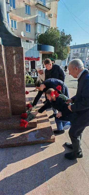В Симферополе прошло возложение цветов к памятнику дважды Героя Советского Союза Амет-Хана Султана В Симферополе прошло возложение цветов к памятнику дважды Героя Советского Союза Амет-Хана Султана