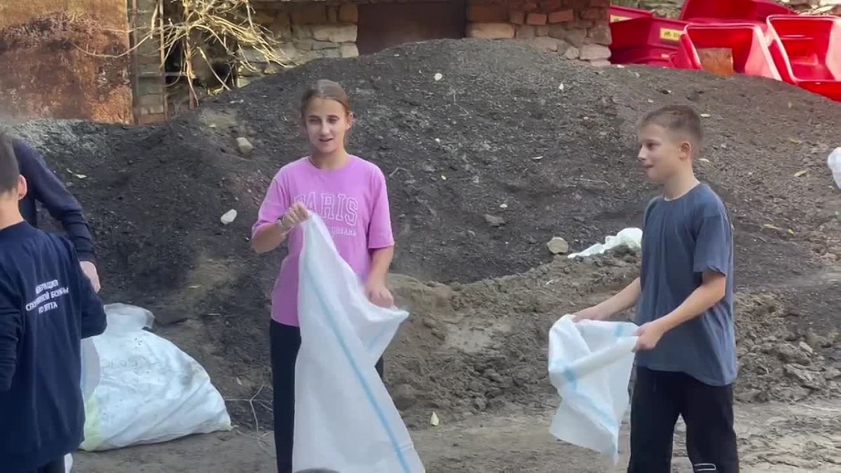 Юные ялтинцы помогают "коммунальщикам" бороться с последствиями непогоды
