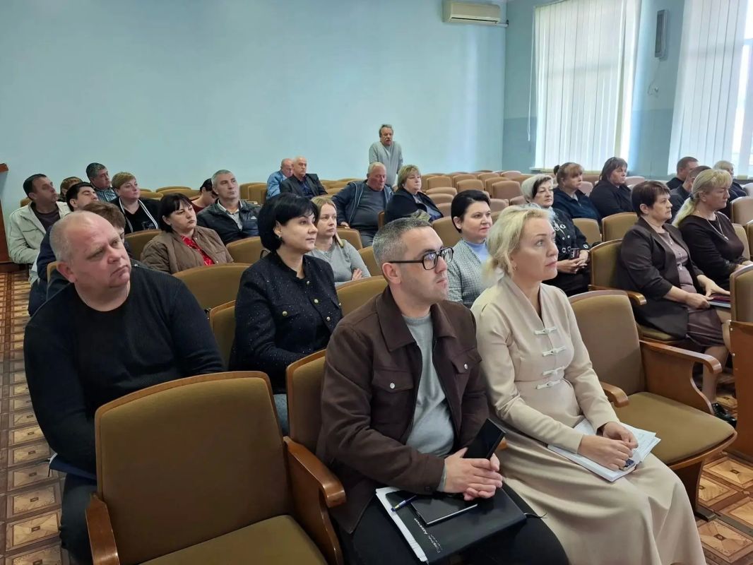 Глава администрации Советского района Александр Харламов провел совещание с участием председателя Советского районного совета Виктории Грицай, руководителей структурных подразделений администрации, районного совета... Глава администрации Советского района Александр Харламов провел совещание с участием председателя Советского районного совета Виктории Грицай, руководителей структурных подразделений администрации, районного совета...