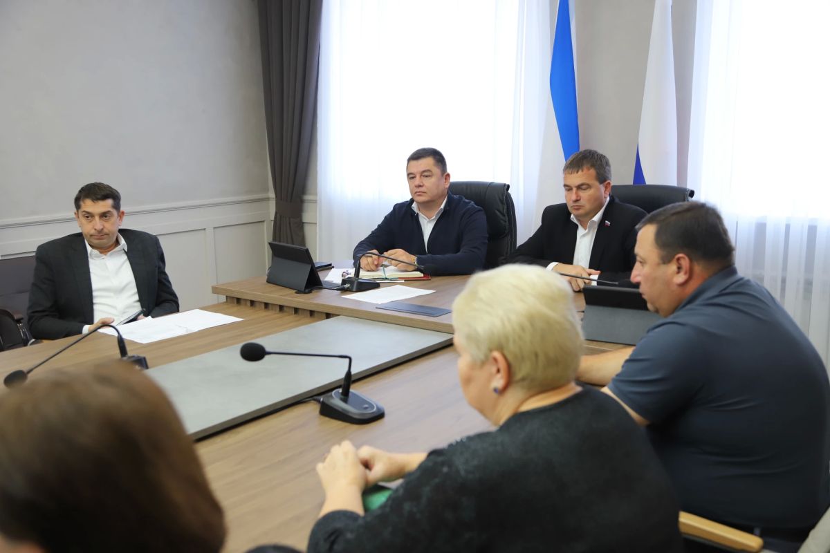 Под руководством первого заместителя главы администрации Энвера Аблаева и заместителя председателя Бахчисарайского районного совета Михаила Колкунова состоялось рабочее совещание с главами сельских поселений Под руководством первого заместителя главы администрации Энвера Аблаева и заместителя председателя Бахчисарайского районного совета Михаила Колкунова состоялось рабочее совещание с главами сельских поселений