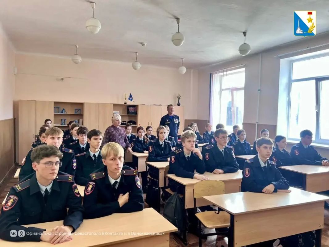 Спасатели рассказали «Юным дружинникам» о своей профессии Спасатели рассказали «Юным дружинникам» о своей профессии