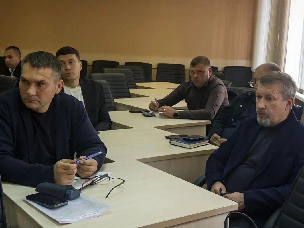 Первый заместитель главы администрации Джанкойского района Анна Трушина провела еженедельное аппаратное совещание с представителями ресурсоснабжающих организаций и служб района Первый заместитель главы администрации Джанкойского района Анна Трушина провела еженедельное аппаратное совещание с представителями ресурсоснабжающих организаций и служб района