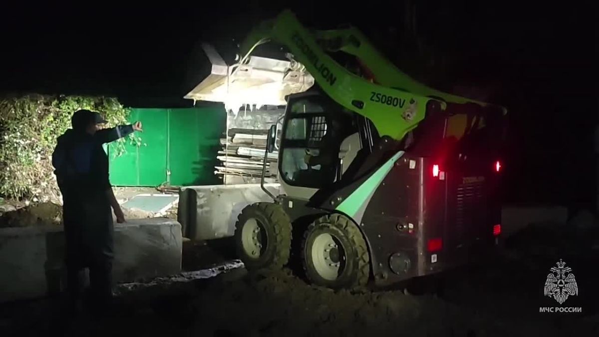 Сотрудники МЧС начали откачивать воду в Ялте