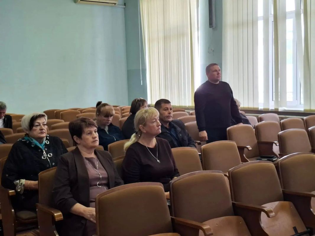 Глава администрации Советского района Александр Харламов провел совещание с участием председателя Советского районного совета Виктории Грицай, руководителей структурных подразделений администрации, районного совета... Глава администрации Советского района Александр Харламов провел совещание с участием председателя Советского районного совета Виктории Грицай, руководителей структурных подразделений администрации, районного совета...