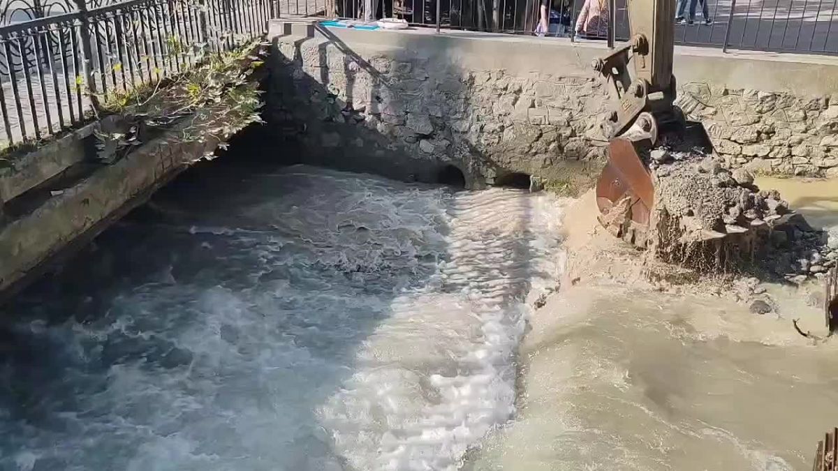 В Ялте продолжают освобождать подземный переход от воды
