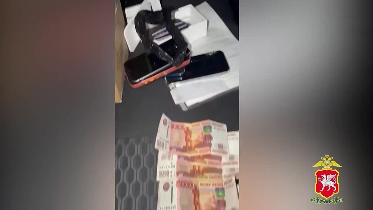 Видео задержания наркосбытчика поделились наши коллеги из Крыма: уходя от погони, тот столкнулся с патрульным автомобилем