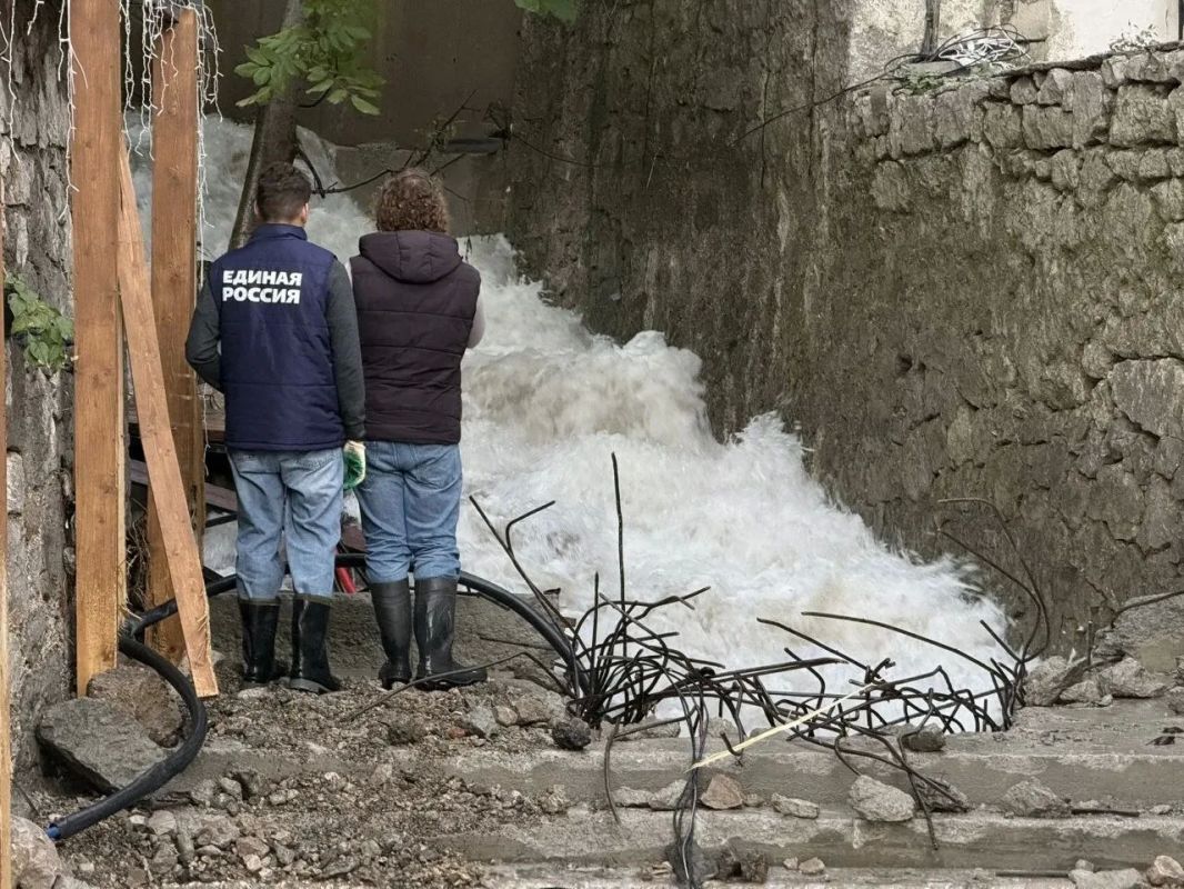 Восемь объектов остаются подтопленными в Ялте уже несколько дней Восемь объектов остаются подтопленными в Ялте уже несколько дней