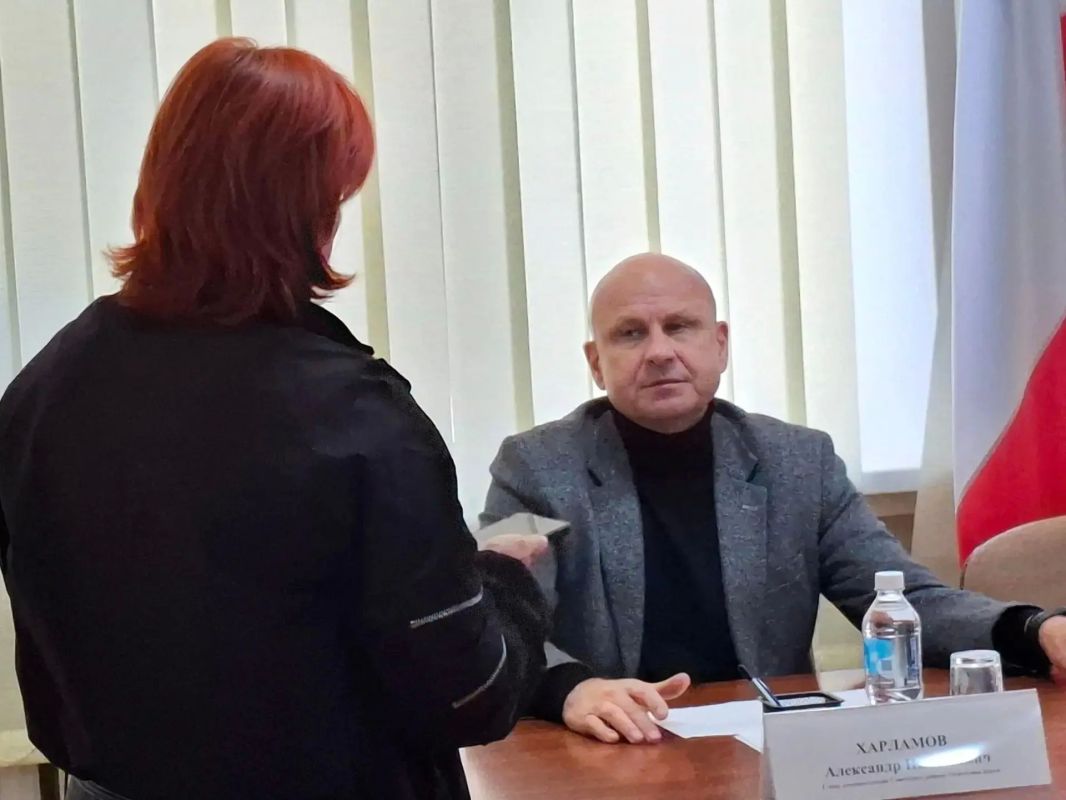 Глава администрации Советского района Александр Харламов провел личный прием граждан Глава администрации Советского района Александр Харламов провел личный прием граждан