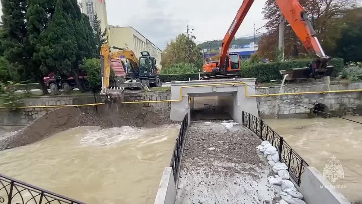 50 временных дамб протяженностью 3,7 км возвели на Южном берегу Крыма для борьбы с подтоплениями, сообщает республиканский главк МЧС России