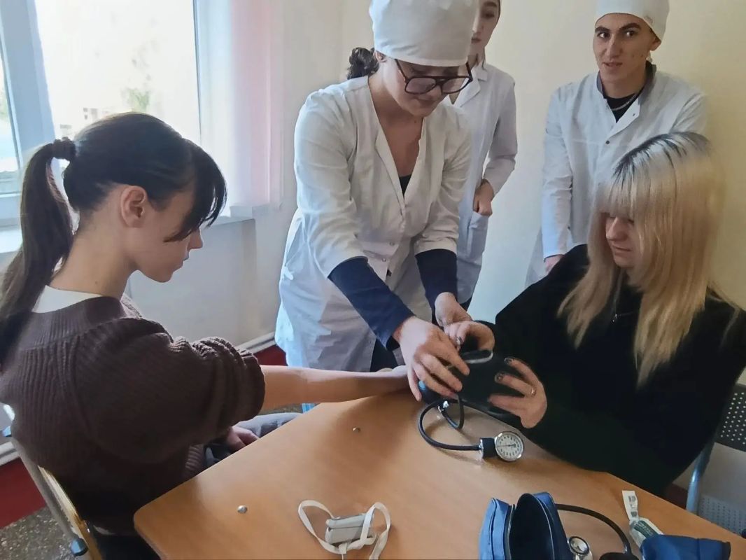 Студенты Крымского медколледжа провели серию мастер-классов для школьников Студенты Крымского медколледжа провели серию мастер-классов для школьников