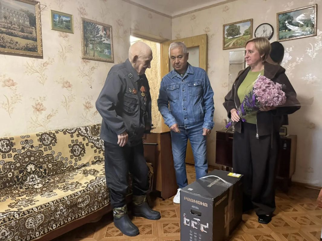 Память о подвиге героев живёт в нашей благодарности, заботе и личном внимании к тем, кто прошёл через тяжёлые испытания военного времени Память о подвиге героев живёт в нашей благодарности, заботе и личном внимании к тем, кто прошёл через тяжёлые испытания военного времени