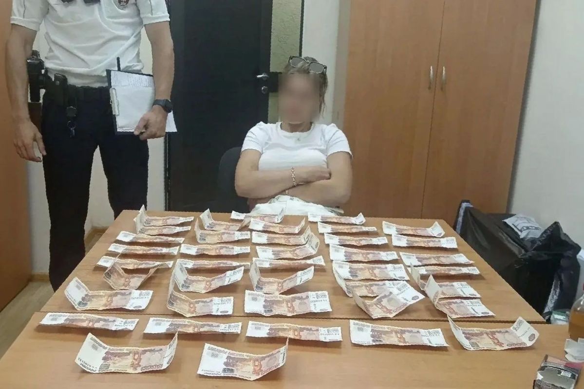 Жительницу Севастополя оштрафовали на один миллион рублей за попытку дать взятку инспектору ДПС и хранение наркотиков Жительницу Севастополя оштрафовали на один миллион рублей за попытку дать взятку инспектору ДПС и хранение наркотиков