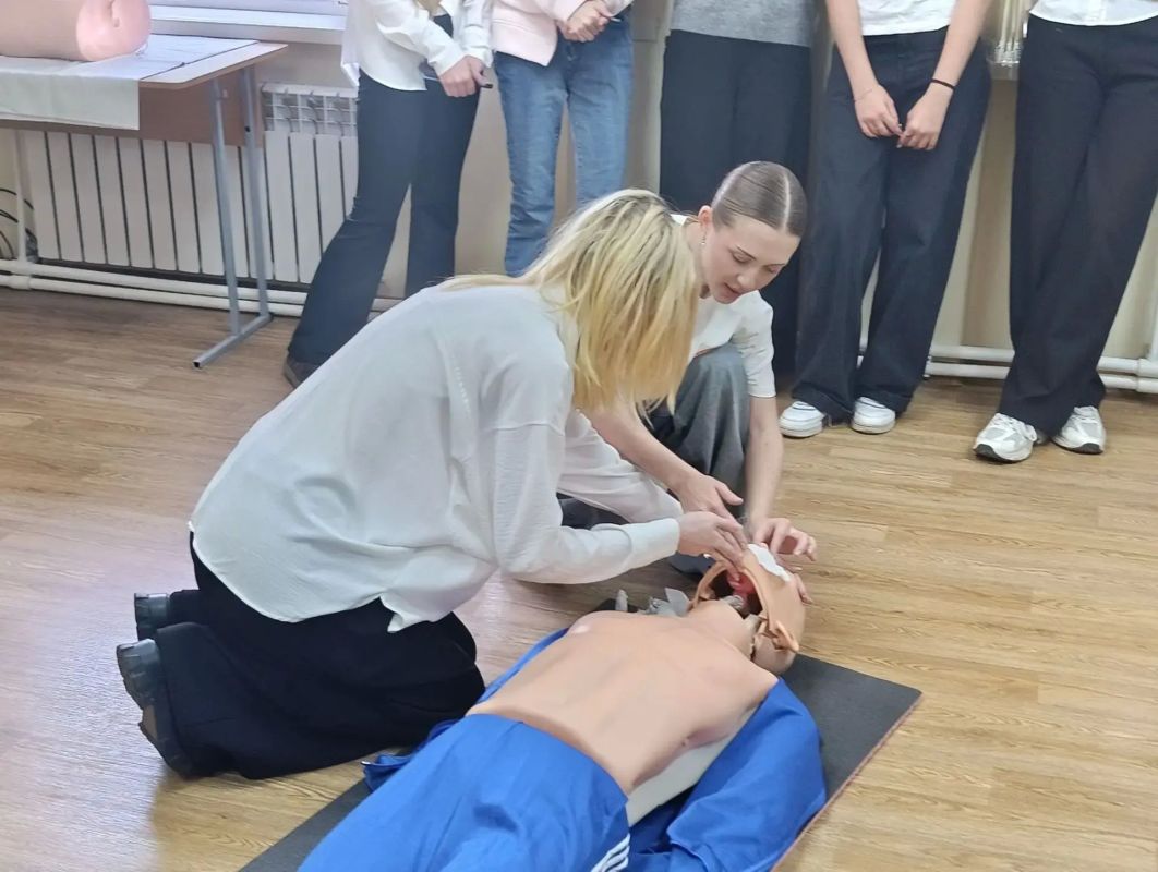 Студенты Крымского медколледжа провели серию мастер-классов для школьников Студенты Крымского медколледжа провели серию мастер-классов для школьников