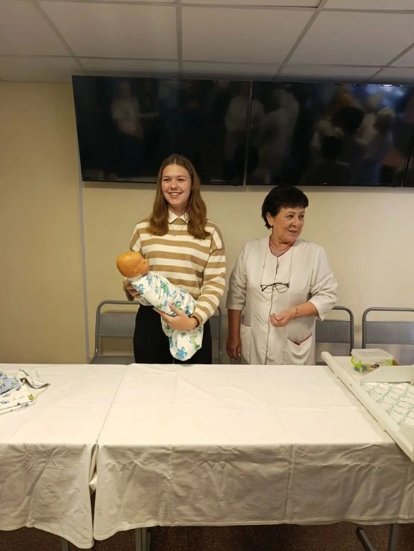 Студенты Крымского медколледжа провели серию мастер-классов для школьников Студенты Крымского медколледжа провели серию мастер-классов для школьников