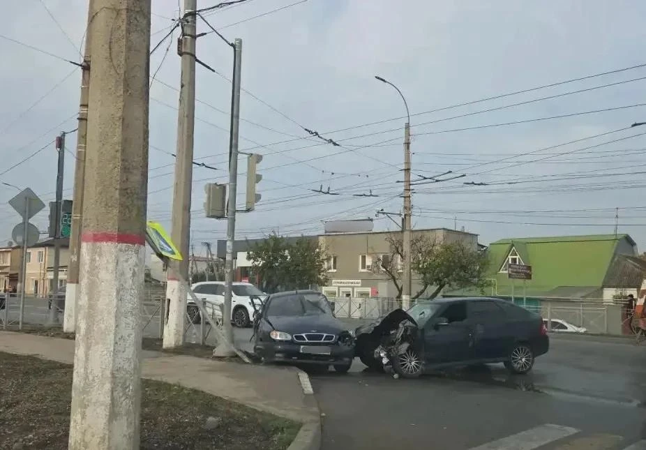 Легковушка вылетела на "встречку" в Симферополе и устроила ДТП – пострадали два человека