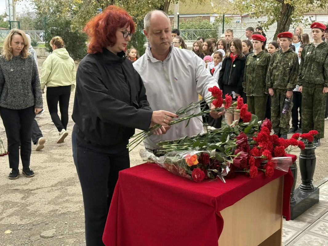 В школе № 4 состоялось открытие мемориальной доски в память о герое, погибшем при исполнении воинского долга в ходе специальной военной операции – Сафонову Виталию Анатольевичу В школе № 4 состоялось открытие мемориальной доски в память о герое, погибшем при исполнении воинского долга в ходе специальной военной операции – Сафонову Виталию Анатольевичу