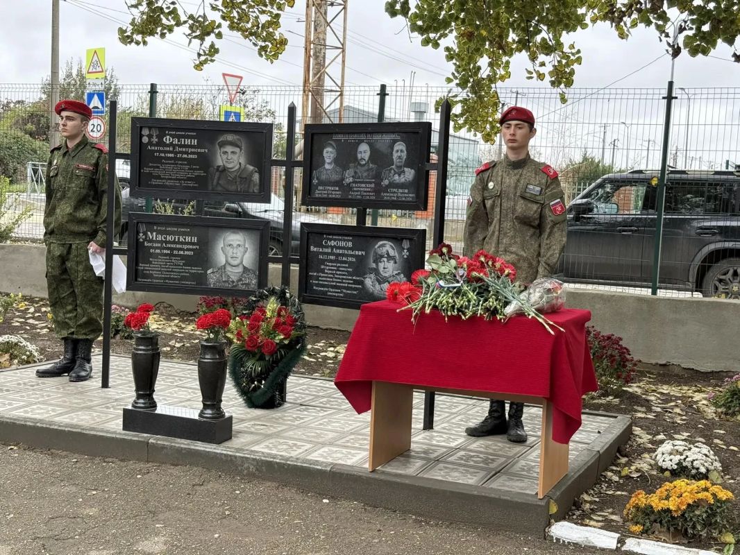 В школе № 4 состоялось открытие мемориальной доски в память о герое, погибшем при исполнении воинского долга в ходе специальной военной операции – Сафонову Виталию Анатольевичу В школе № 4 состоялось открытие мемориальной доски в память о герое, погибшем при исполнении воинского долга в ходе специальной военной операции – Сафонову Виталию Анатольевичу
