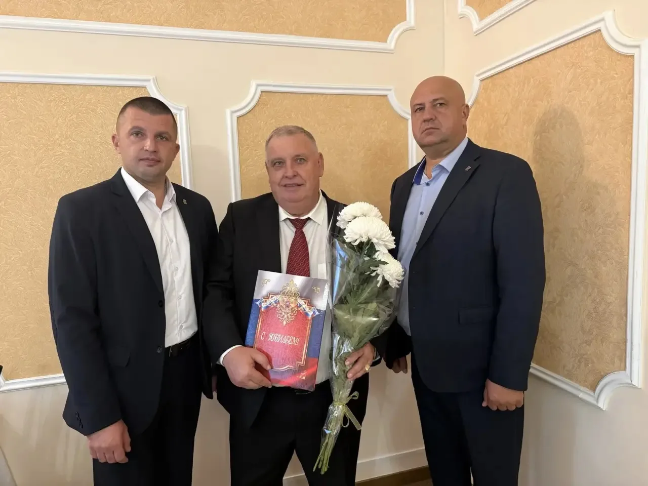 Дмитрий Мильгевский: Сегодня принимает поздравления с Днем Рождения Безнос Михаил Иванович - заслуженный работник органов местного самоуправления!