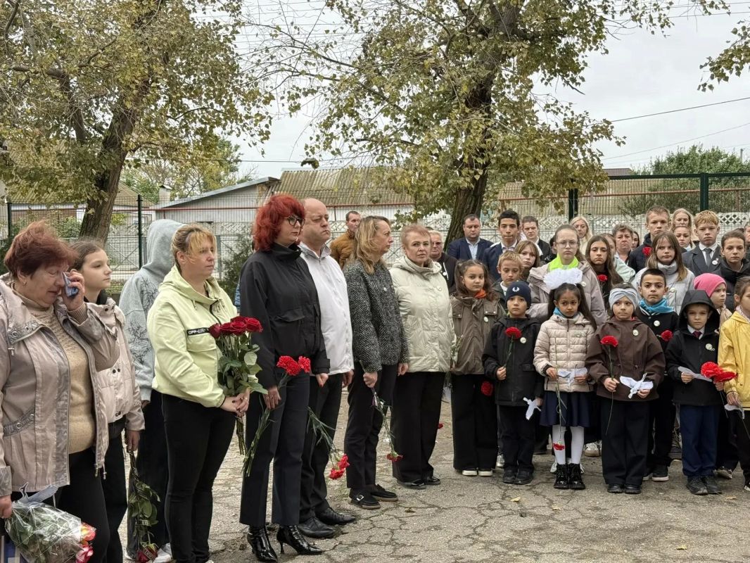 В школе № 4 состоялось открытие мемориальной доски в память о герое, погибшем при исполнении воинского долга в ходе специальной военной операции – Сафонову Виталию Анатольевичу В школе № 4 состоялось открытие мемориальной доски в память о герое, погибшем при исполнении воинского долга в ходе специальной военной операции – Сафонову Виталию Анатольевичу