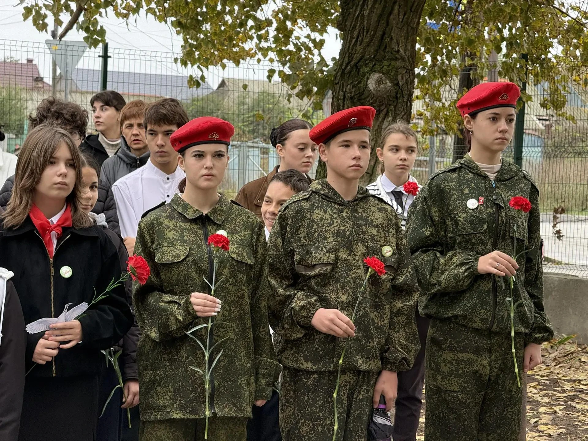 В школе № 4 состоялось открытие мемориальной доски в память о герое, погибшем при исполнении воинского долга в ходе специальной военной операции – Сафонову Виталию Анатольевичу