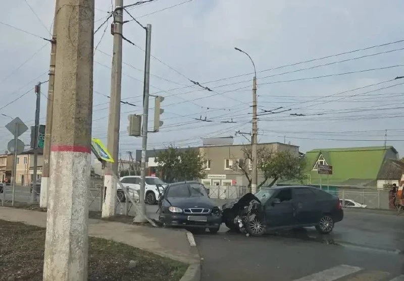 В Симферополе 17-летний пассажир и водитель получили травмы в лобовом ДТП