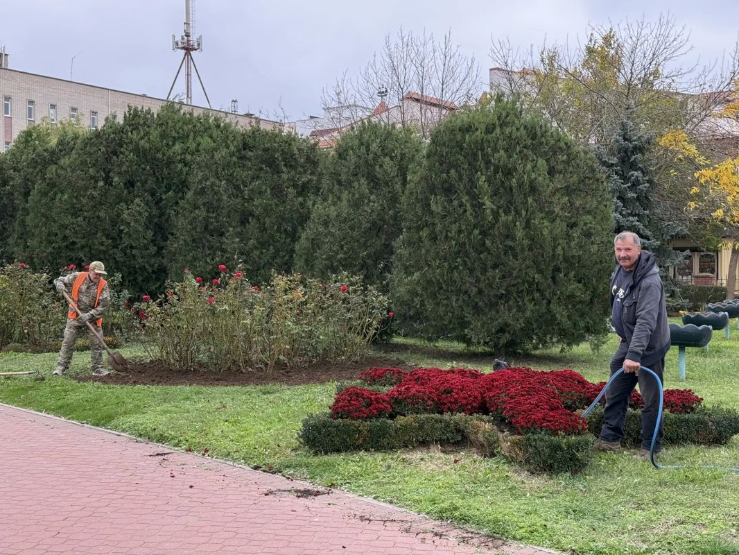 Виталий Оганесян: Озеленители «Комбината благоустройства» обновляют цветочное оформление клумб на мемориальном комплексе «Красная горка» Виталий Оганесян: Озеленители «Комбината благоустройства» обновляют цветочное оформление клумб на мемориальном комплексе «Красная горка»