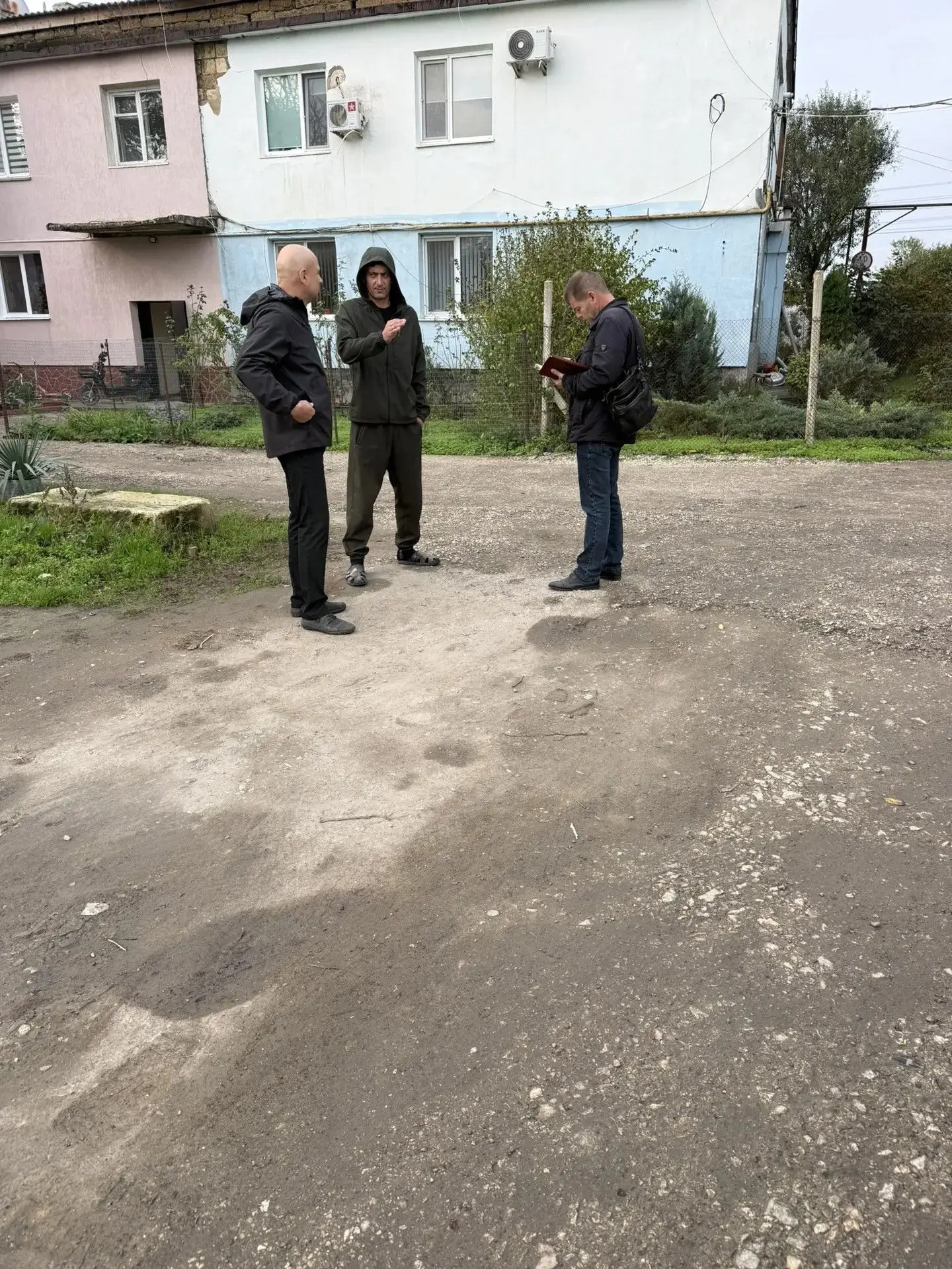 Глава администрации Советского района взял на личный контроль благоустройство дворовой территории в пгт Советский
