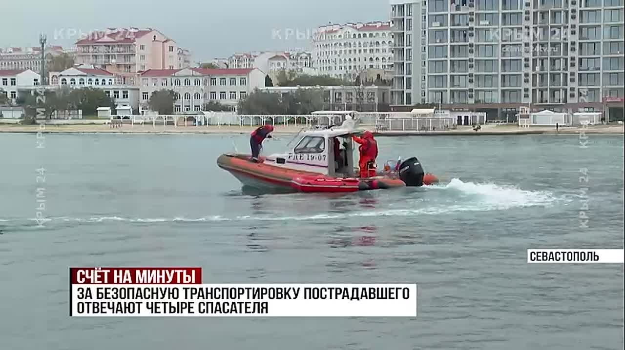 Счёт на минуты: Севастопольские спасатели отточили навыки морской эвакуации перед наступлением холодов