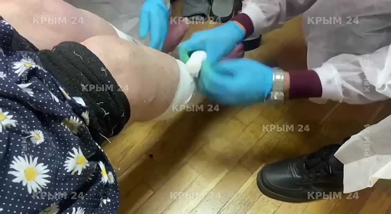 Эвакуированных из Алешек жителей принимают у хирурга