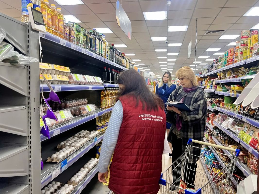 Сотрудники управления ценовой политики Министерства промышленности и торговли Республики Крым совместно с представителями прокуратуры и администраций муниципальных образований продолжают выездные мониторинги торговых... Сотрудники управления ценовой политики Министерства промышленности и торговли Республики Крым совместно с представителями прокуратуры и администраций муниципальных образований продолжают выездные мониторинги торговых...