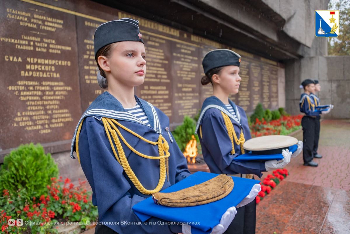 Севастопольские школьники почтили память участников второй героической обороны города Севастопольские школьники почтили память участников второй героической обороны города