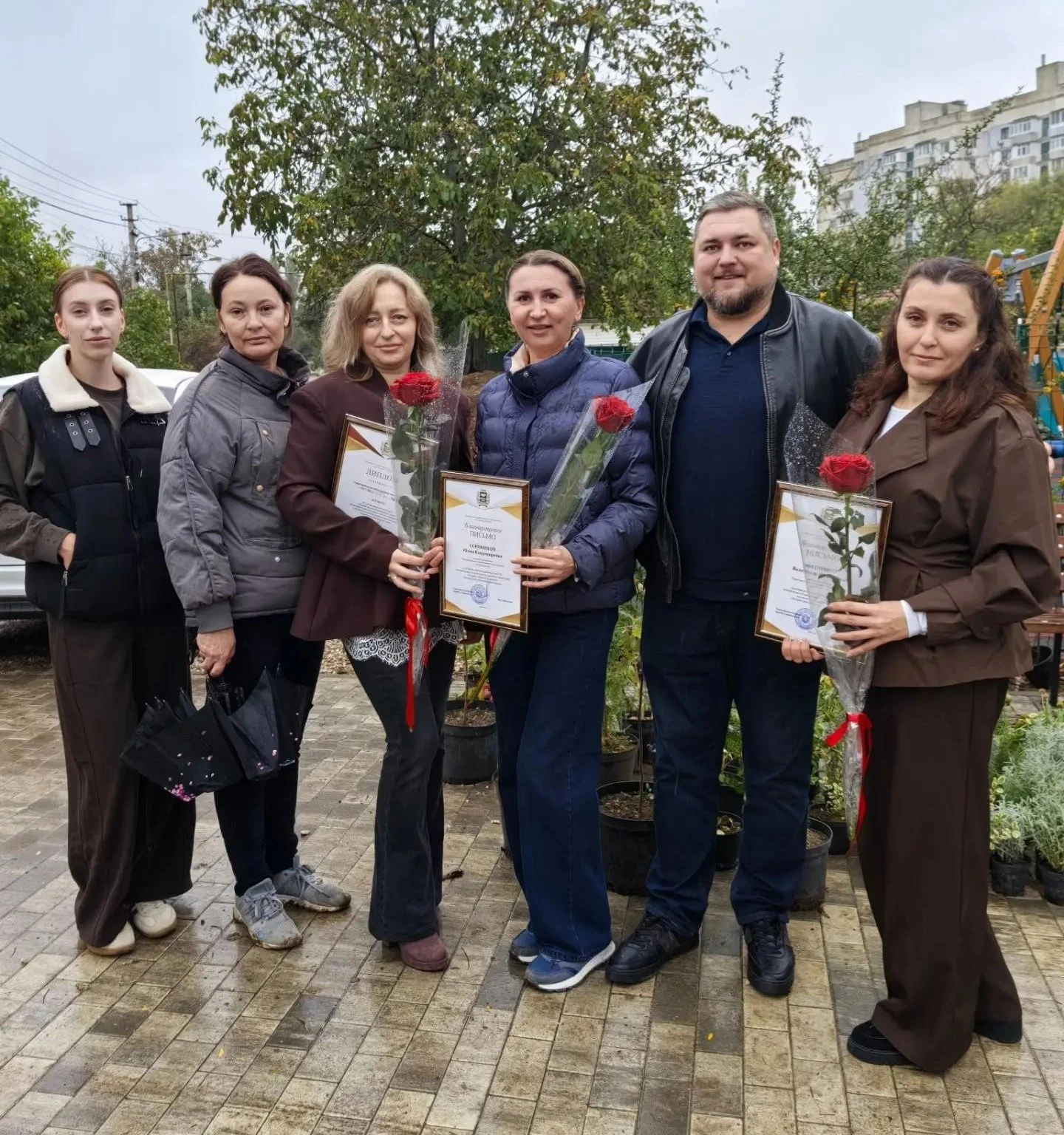 Красота двора рождается из заботы и стараний людей!