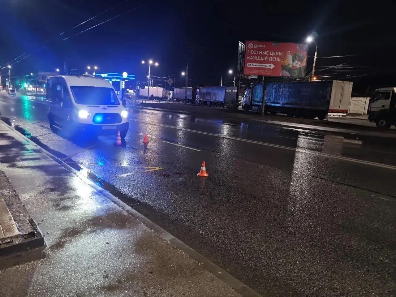В Симферополе скорая сбила пешехода, переходившего дорогу вне «зебры»