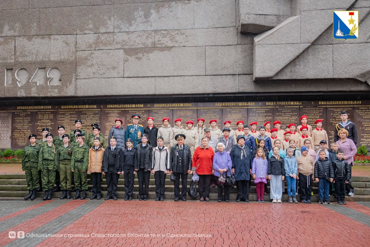 Севастопольские школьники почтили память участников второй героической обороны города Севастопольские школьники почтили память участников второй героической обороны города