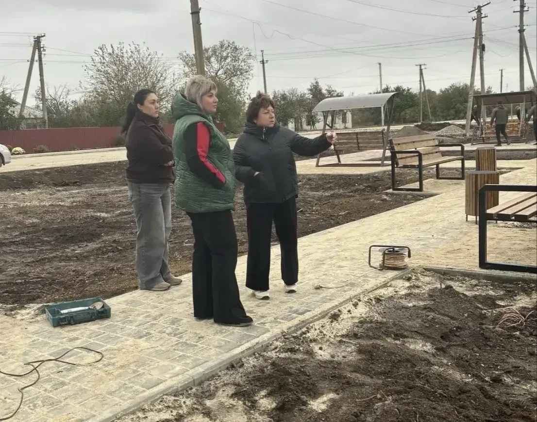 В селе Яснополянское завершаются работы по благоустройству парковой зоны